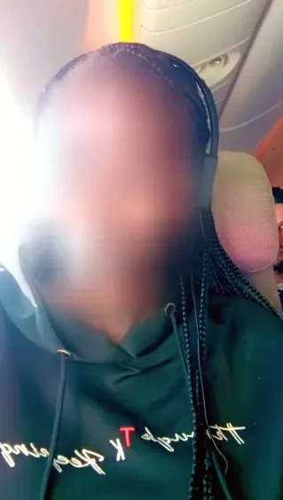 Ela, 23