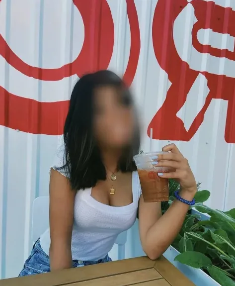 Laura, 19